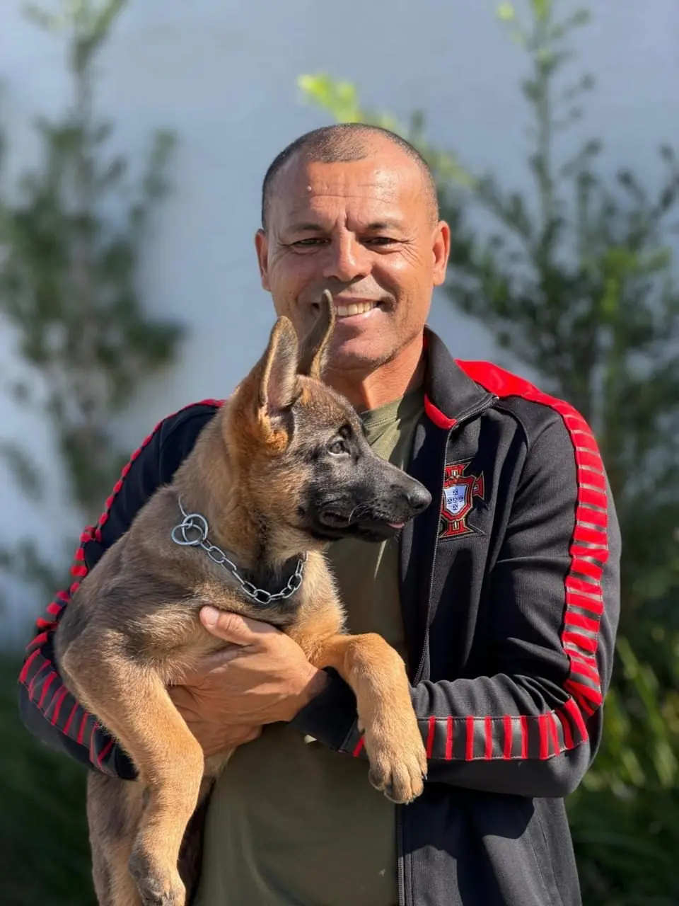 Fundador com filhote de Malinois no colo