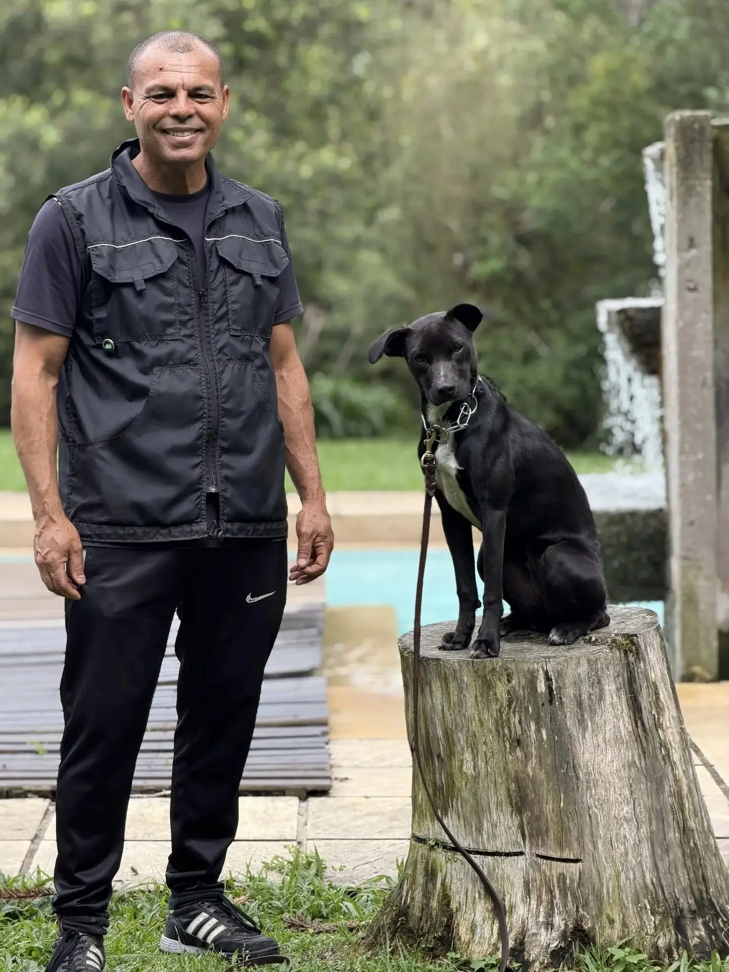 Fundador do Canil Von Haus Sótter com cão preto e branco